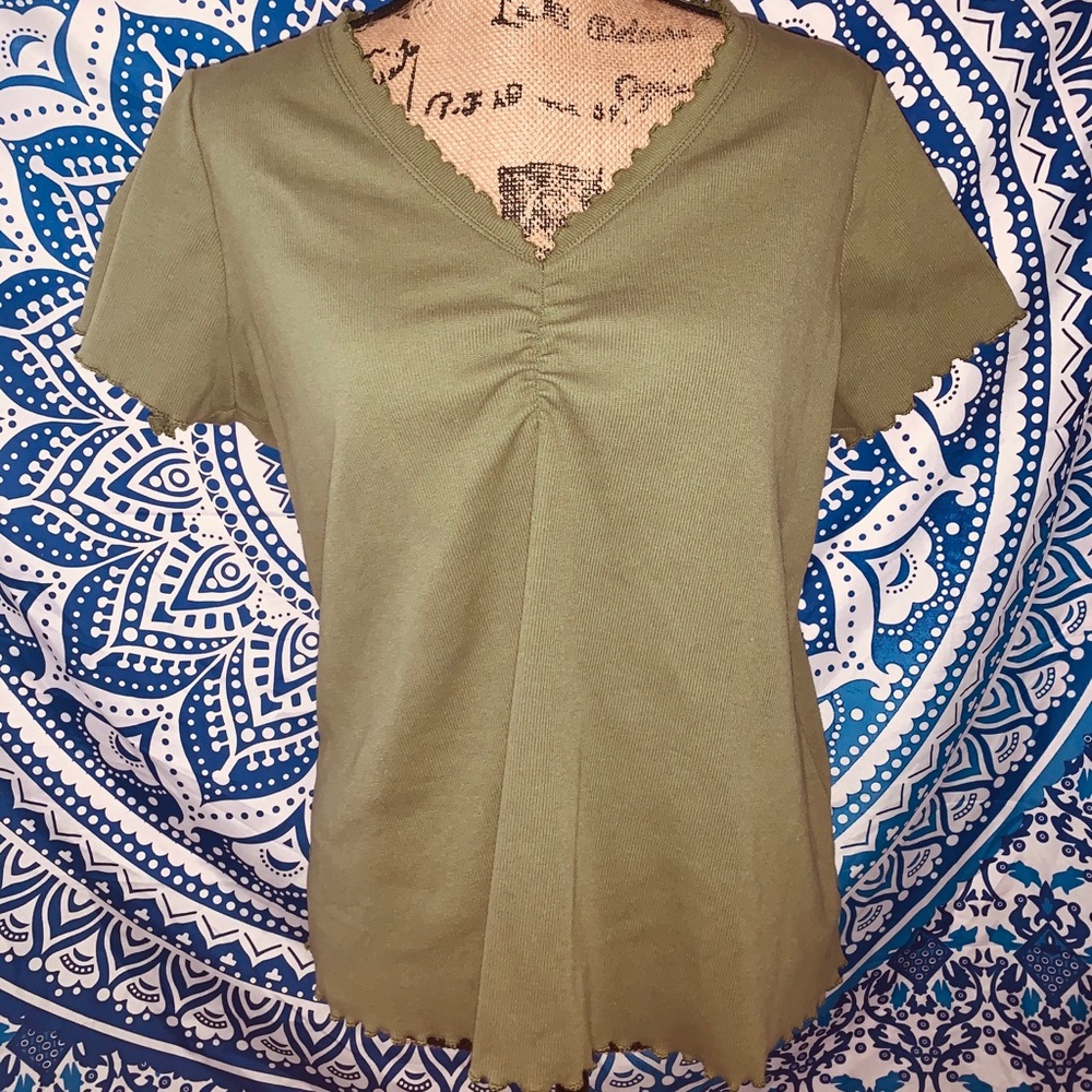 🌳 PERFECT FIT RUFFLED V-NECK TOP🌳
